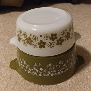 Set of 2 Vintage Pyrex Casserole Dishes